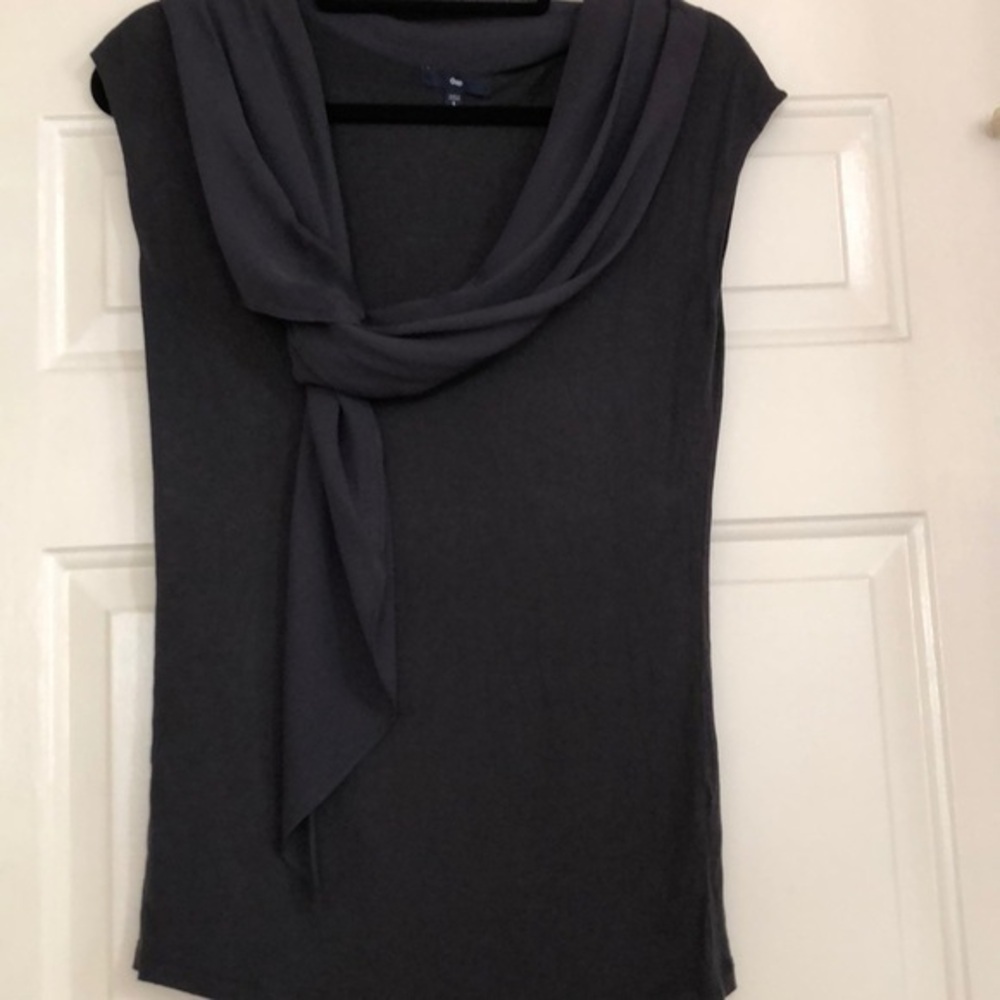 Gap dark gray scarf dressy t-shirt S